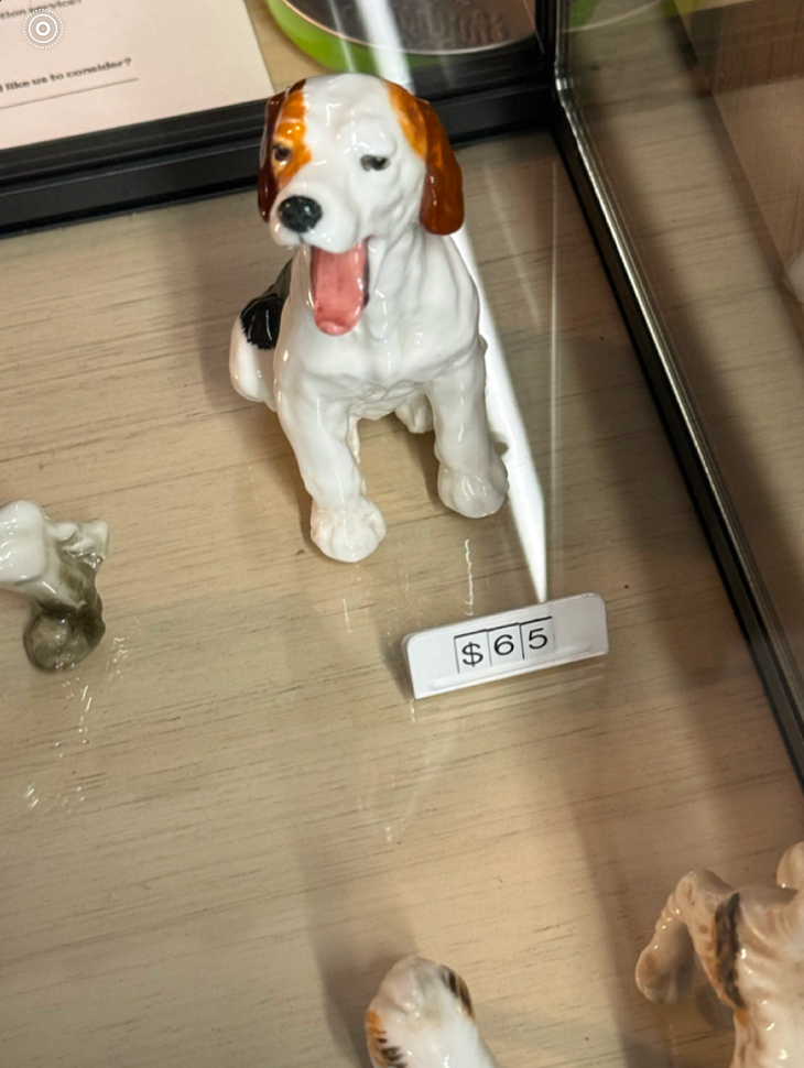 Figurine - Yawning Dog